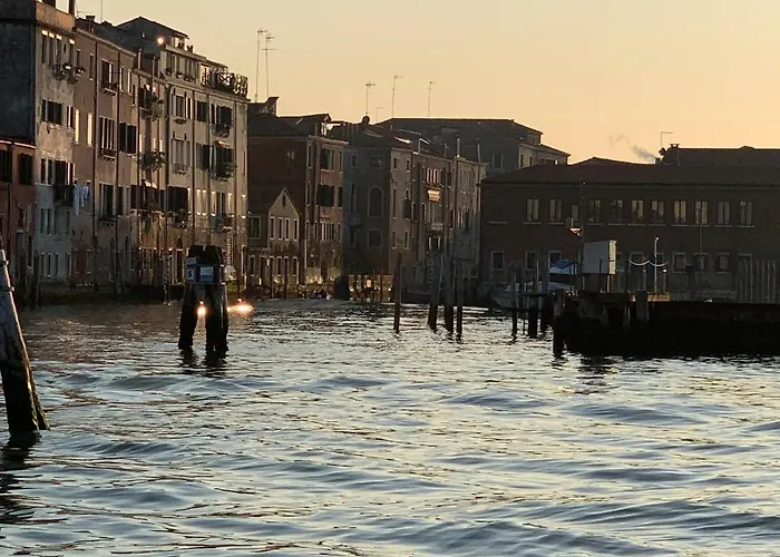 Sunset البندقية